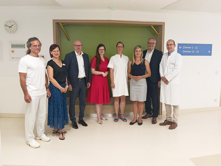 Gruppenbild auf dem Flur im Immanuel Klinikum Bernau mit .l.n.r.: Dr. med. Arndt von Kirchbach, Chefarzt Allgemein-, Viszeral- und Unfallchirurgie; Fanni Mehner, Assistenz der Pflegedirektion; Frank Volkmer, Geschäftsführer Immanuel Klinik Rüdersdorf; Dr. Jouleen Gruhn, Vizepräsidentin des Landtages, Gesundheitspolitische Sprecherin der SPD-Fraktion im Landtag; Verena Plocher, Geschäftsführerin; Martina Maxi Schmidt, Mitglied des Landtages aus dem Wahlkreis Bernau-Panketal; Roy Noack, Sprecher für die Krankenhauseinrichtungen der Immanuel Albertinen Diakonie in der Metropolregion Berlin / Brandenburg; Dr. med. Michael Zänker, Chefarzt Innere Medizin/Krankenhaushygiene, Mitglied der Krankenhausleitung Gruppenbild auf dem Flur im Immanuel Klinikum Bernau mit .l.n.r.: Dr. med. Arndt von Kirchbach, Chefarzt Allgemein-, Viszeral- und Unfallchirurgie; Fanni Mehner, Assistenz der Pflegedirektion; Frank Volkmer, Geschäftsführer Immanuel Klinik Rüdersdorf; Dr. Jouleen Gruhn, Vizepräsidentin des Landtages, Gesundheitspolitische Sprecherin der SPD-Fraktion im Landtag; Verena Plocher, Geschäftsführerin; Martina Maxi Schmidt, Mitglied des Landtages aus dem Wahlkreis Bernau-Panketal; Roy Noack, Sprecher für die Krankenhauseinrichtungen der Immanuel Albertinen Diakonie in der Metropolregion Berlin / Brandenburg; Dr. med. Michael Zänker, Chefarzt Innere Medizin/Krankenhaushygiene, Mitglied der Krankenhausleitung